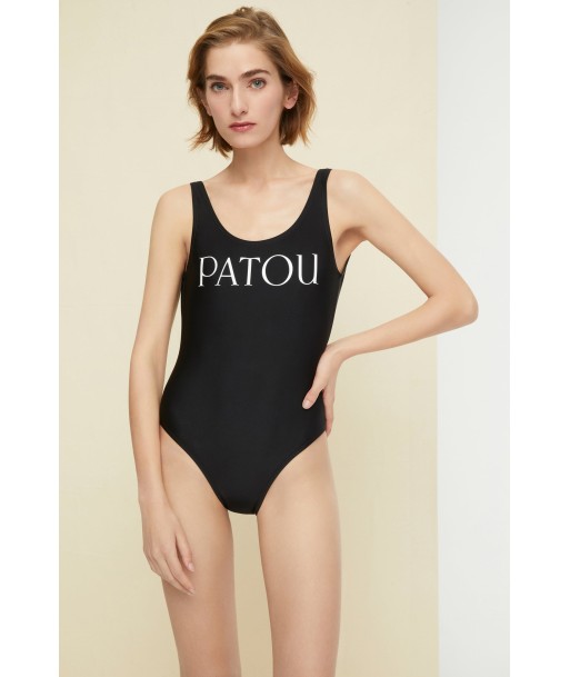 Maillot une-pièce à dos nu est présent 