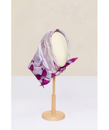 Foulard en soie à imprimé floral en stock