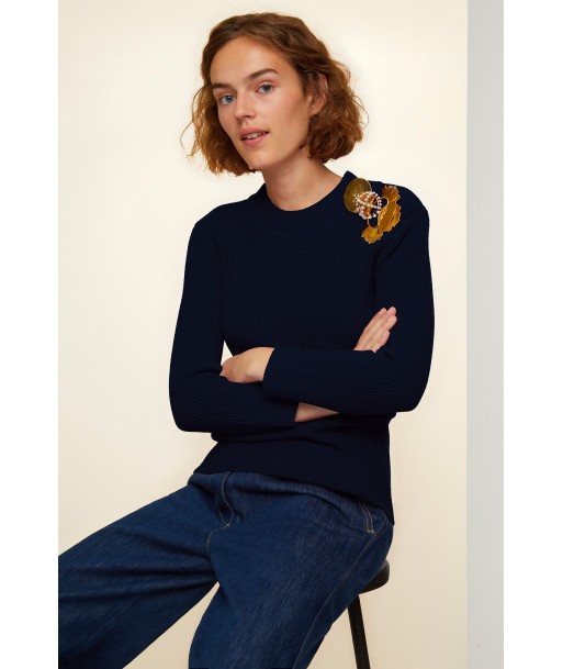 Merino wool jumper with brass and pearl brooches Faites des économies