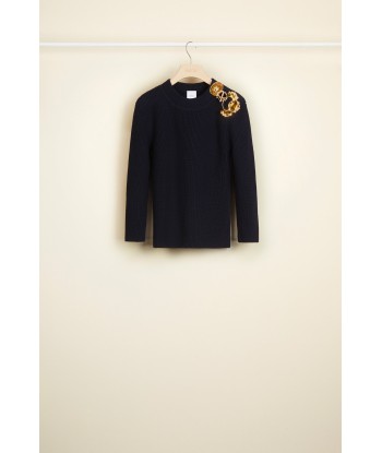 Merino wool jumper with brass and pearl brooches Faites des économies