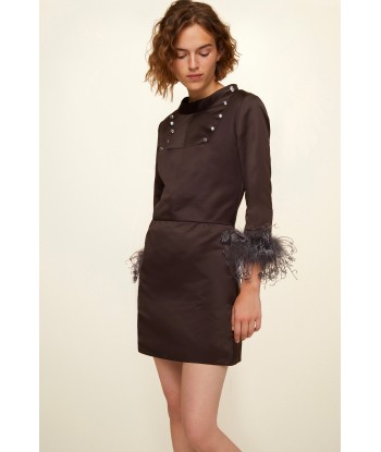 Feather-embellished satin dress en stock