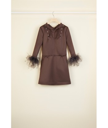 Feather-embellished satin dress en stock